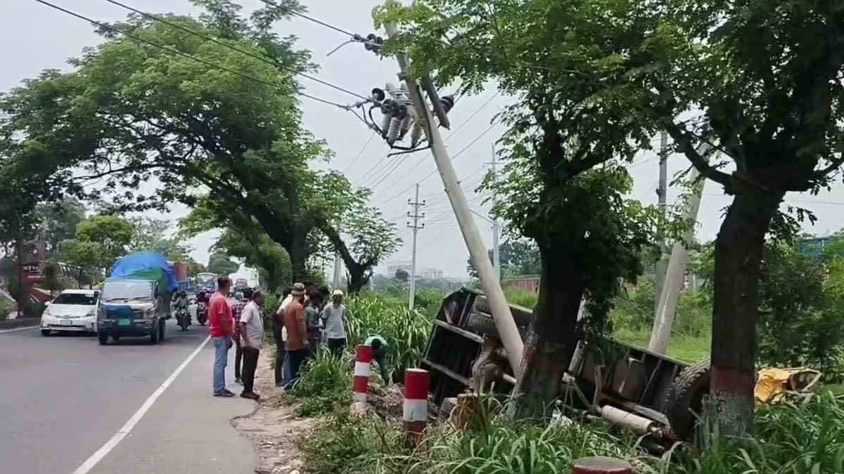 ঢাকা-চট্টগ্রাম মহাসড়কে কাভার্ড ভ্যান উল্টে চালক নিহত
