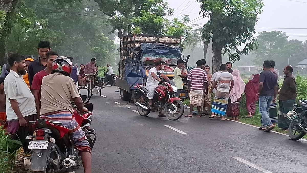 ট্রাকের সঙ্গে সংঘর্ষে দুমড়েমুচড়ে গেল পিকআপ, নিহত ৪