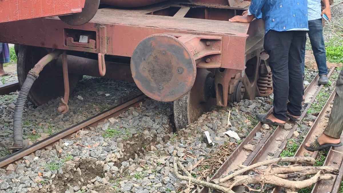 লাইনচ্যুত ট্রেন উদ্ধারে যাওয়া রিলিফ ট্রেনের চাকাও লাইনচ্যুত