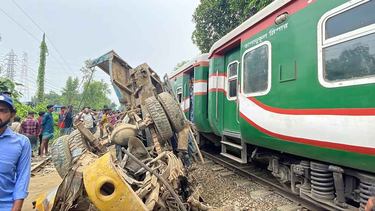 দেড় ঘণ্টা পর চট্টগ্রামের সঙ্গে সারাদেশের রেল যোগাযোগ স্বাভাবিক
