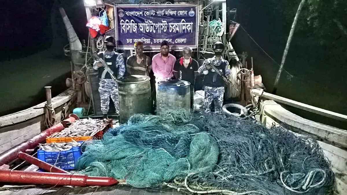 ভোলায় মাছসহ ৩ জেলে আটক, ট্রলিংবোট-জাল জব্দ