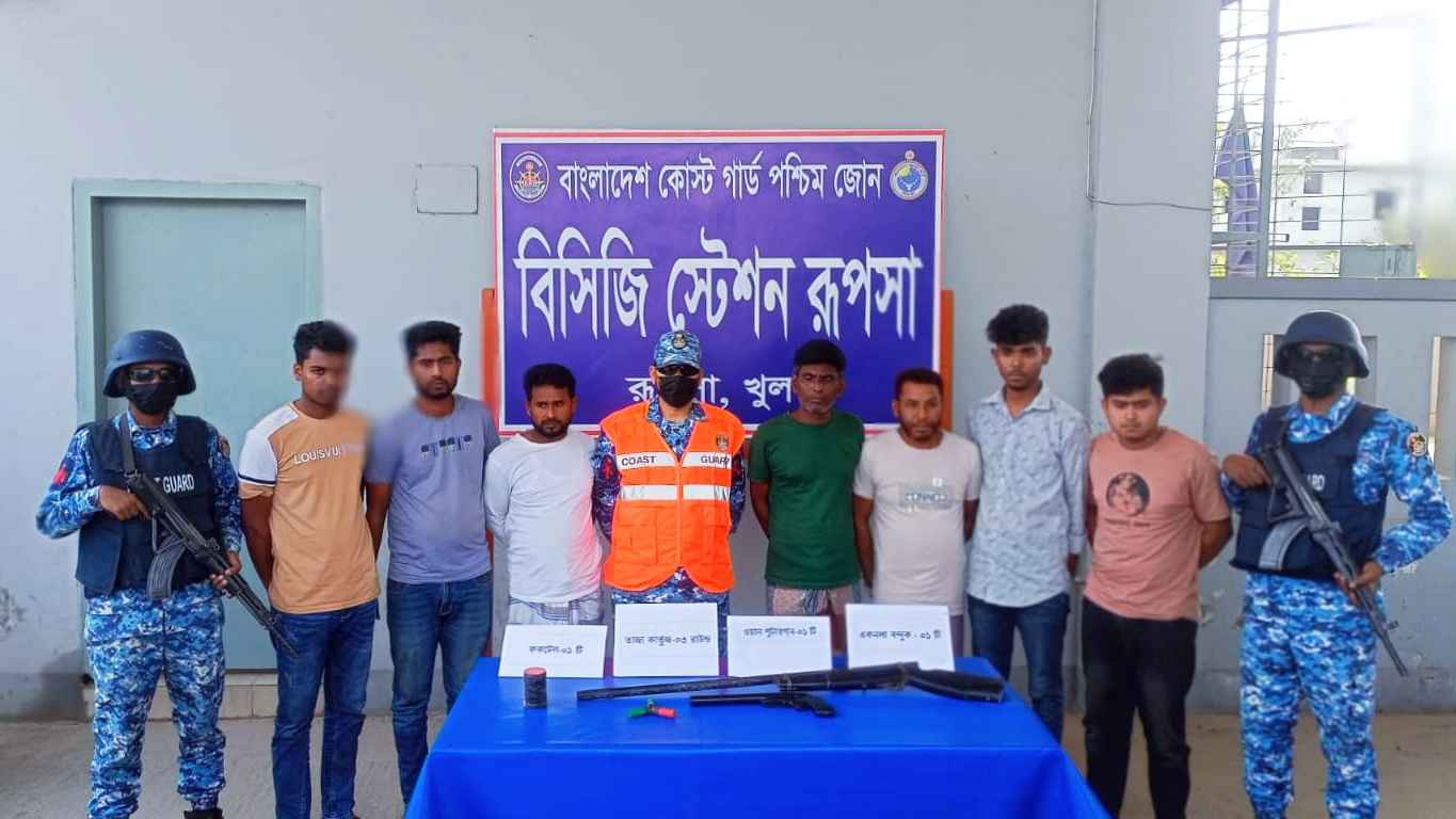 খুলনায় গোলাবারুদ ও ককটেলসহ আটক ৭