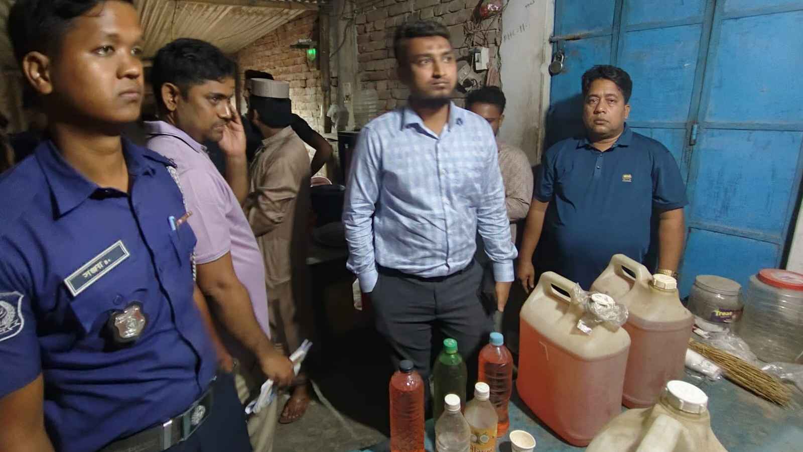 চাঁপাইনবাবগঞ্জে বেশি দামে তেল বিক্রি, ১০ হাজার টাকা জরিমানা