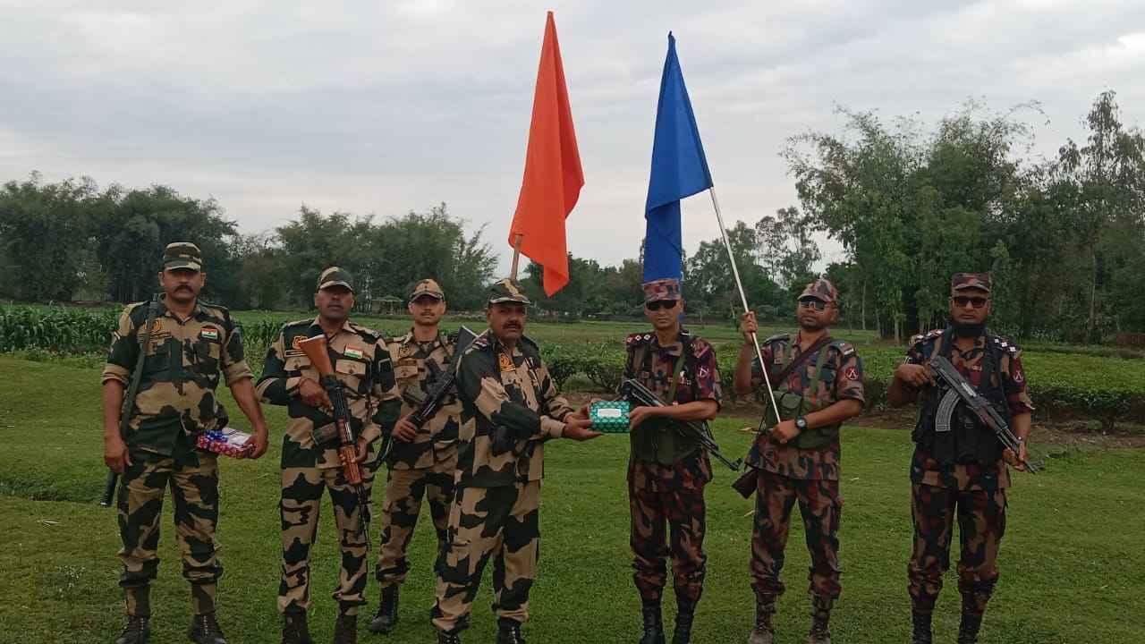 ঈদে সীমান্তে বিএসএফকে মিষ্টি দিয়ে বিজিবির শুভেচ্ছা বিনিময়