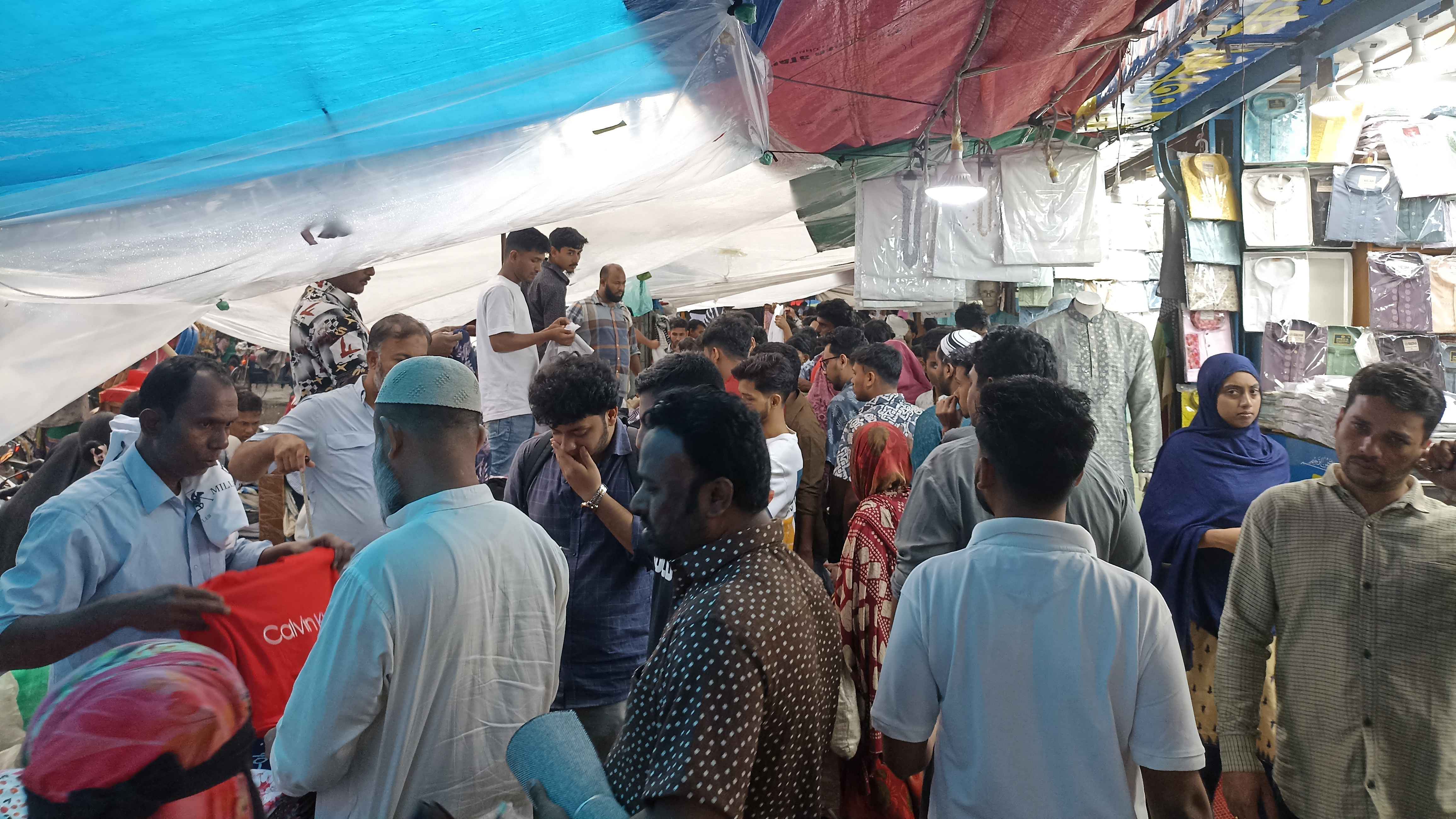 বৃষ্টি উপেক্ষা করে নিউ মার্কেটে ক্রেতাদের ভিড়