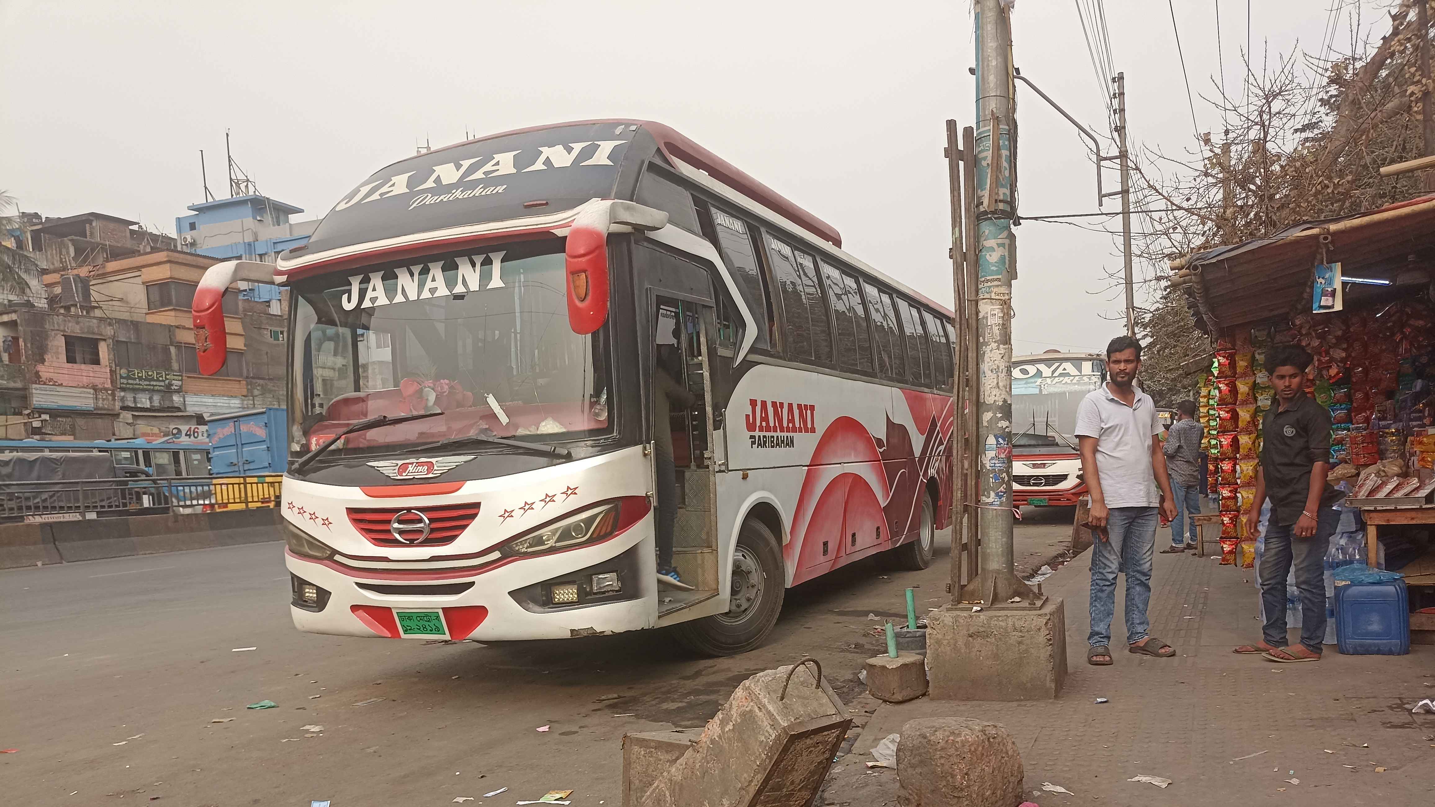 বিড়ম্বনা এড়াতে জেলা থেকে তেল নিচ্ছে দূরপাল্লার বাসগুলো