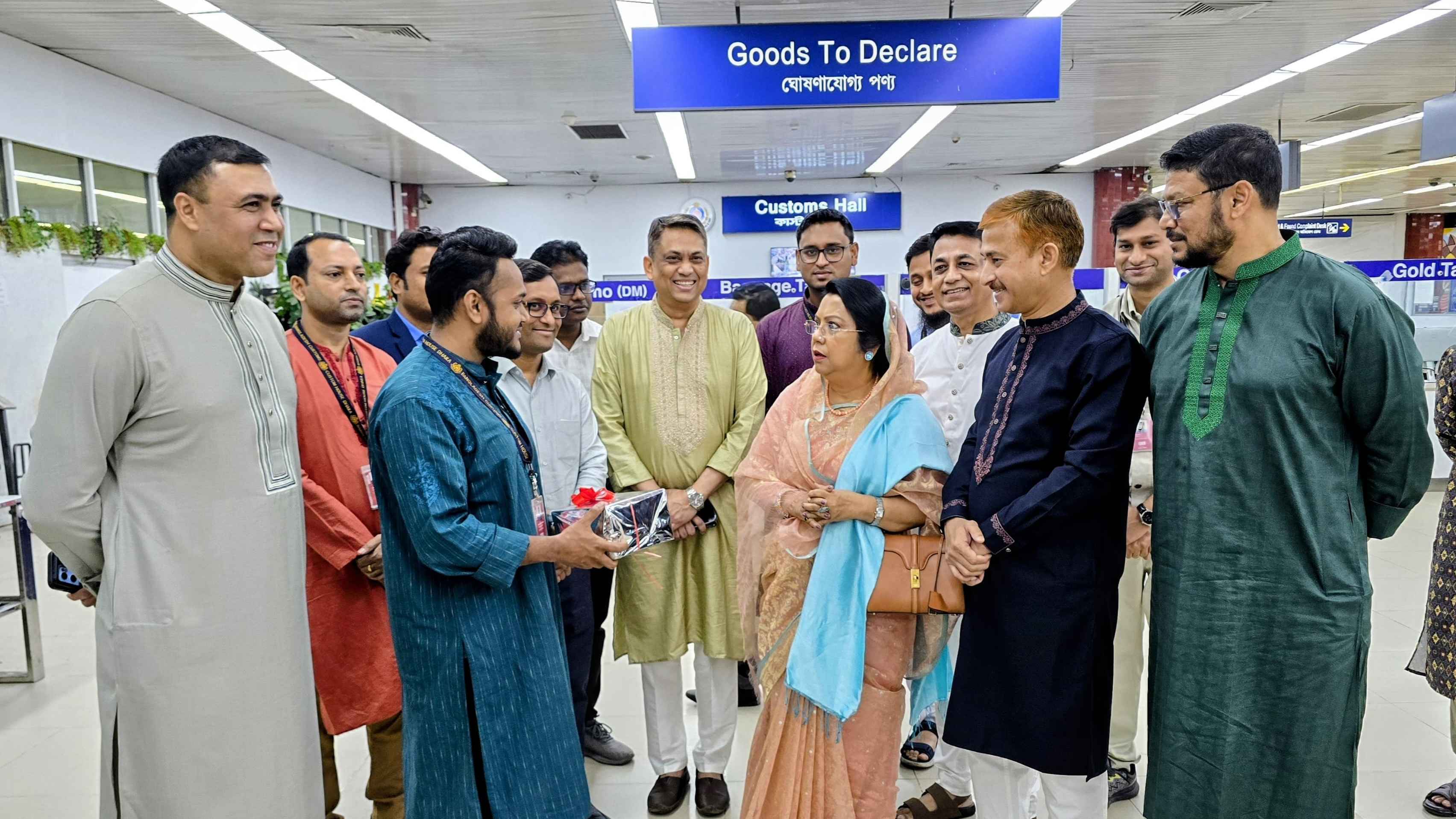 শাহজালাল বিমানবন্দর ঘুরে সেবার মানে সন্তোষ প্রকাশ মন্ত্রীর