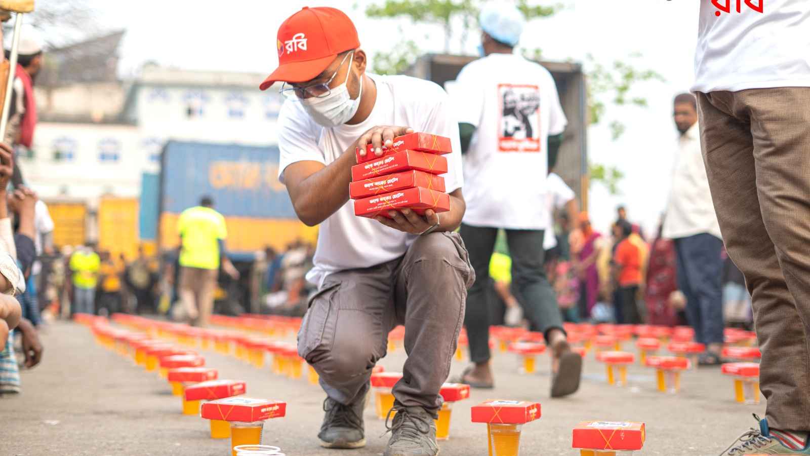 সুবিধাবঞ্চিতদের মাঝে রবির ইফতার বিতরণ