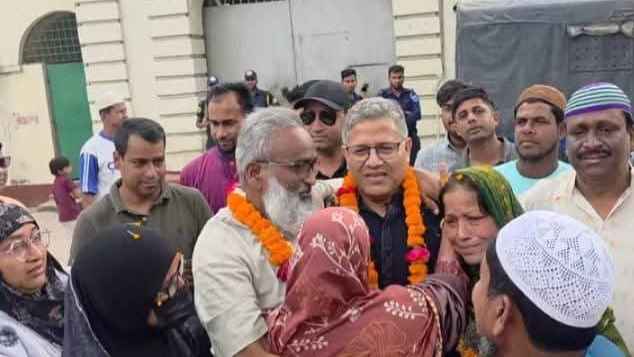 আ.লীগ নেতাকে জেলগেটে মালা পরিয়ে বরণ করলেন বিএনপির এমপি