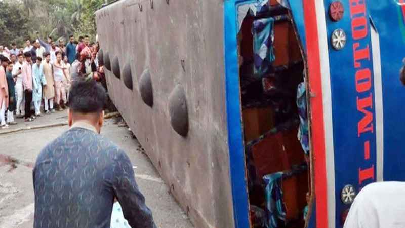 ঈদের দিনে চট্টগ্রামে বাস উল্টে নিহত ১, আহত ২৫