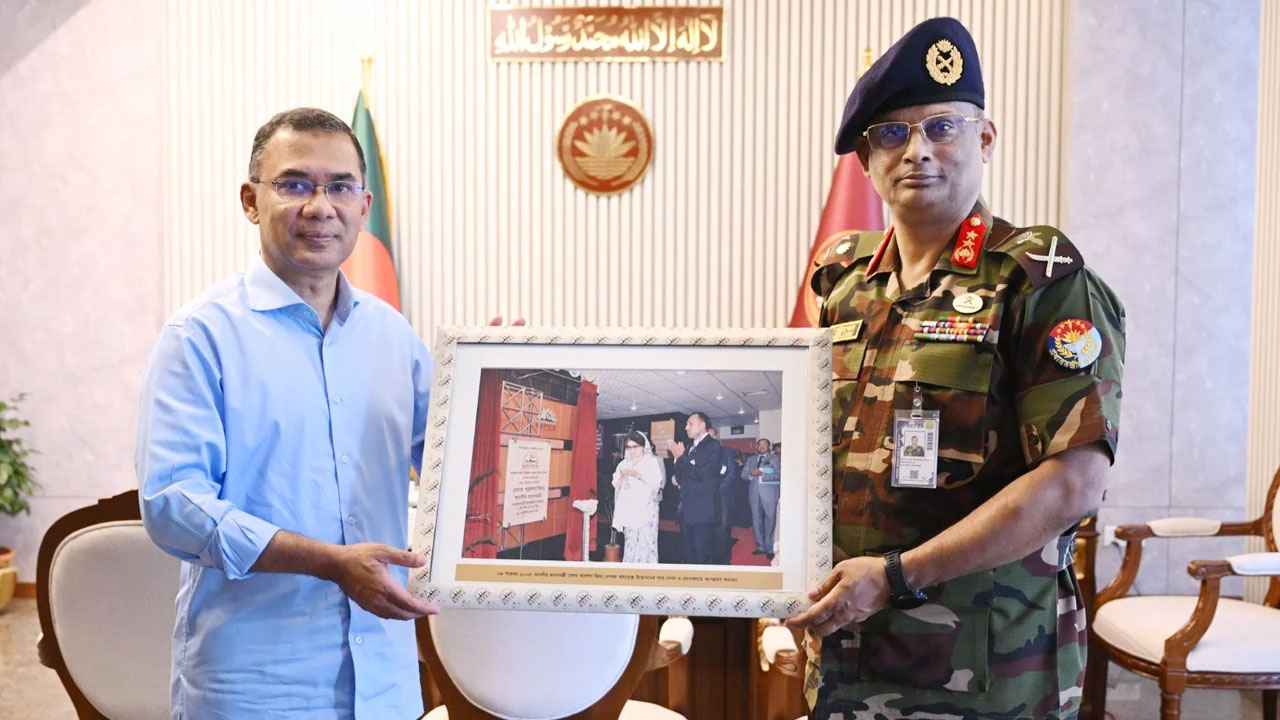 প্রধানমন্ত্রীর সঙ্গে বেপজার নির্বাহী চেয়ারম্যানের সাক্ষাৎ