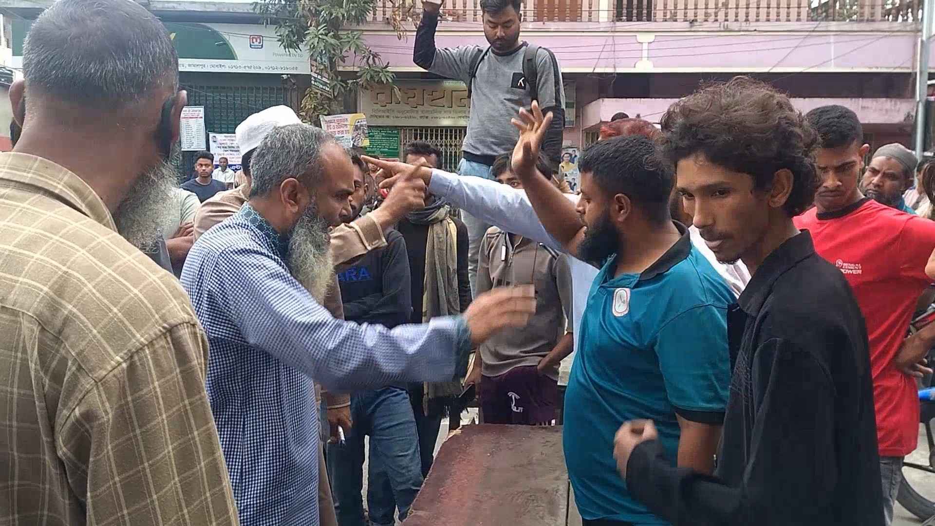 জামালপুরে তেল না পেয়ে সড়ক অবরোধ, জরিমানা করে মজুদ তেল বিক্রির ব্যবস্থা