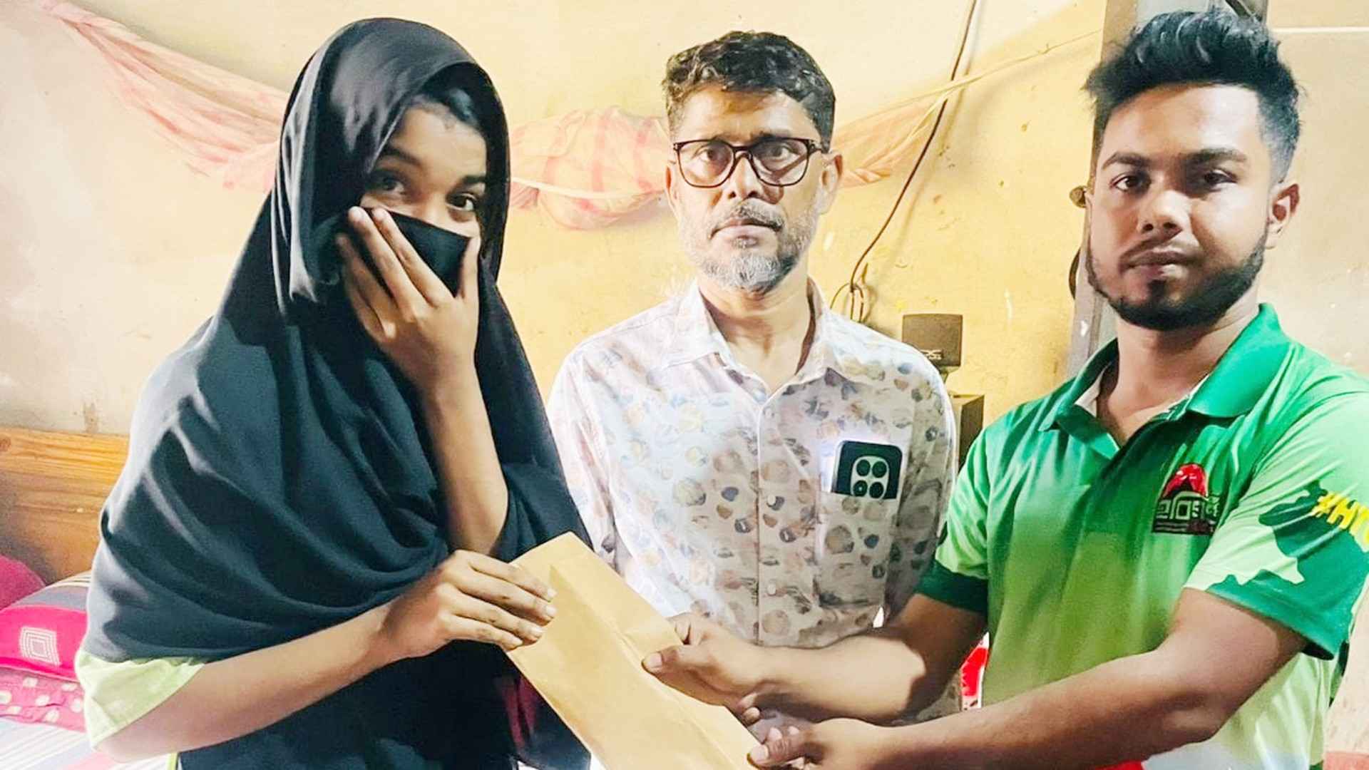 ক্যানসারে আক্রান্ত ফাহমিদাকে ফ্রান্স প্রবাসী বদরুলের আর্থিক অনুদান