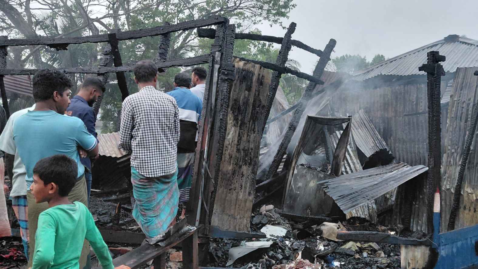 বাগেরহাটে ঈদের আগের দিন আগুনে পুড়ল ৮ দোকান, অর্ধ কোটি টাকার ক্ষতি