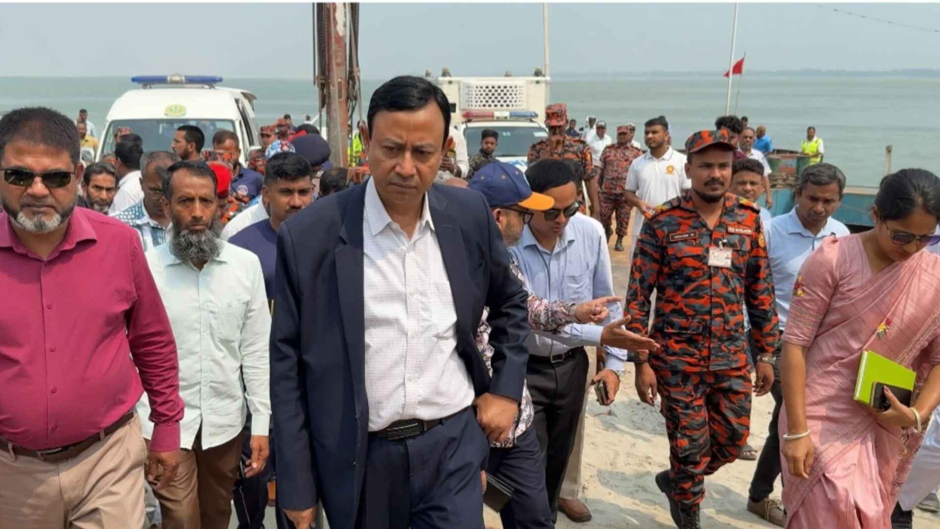 দৌলতদিয়ায় দুর্ঘটনাস্থল পরিদর্শনে নৌপরিবহন মন্ত্রণালয়ের তদন্ত কমিটি