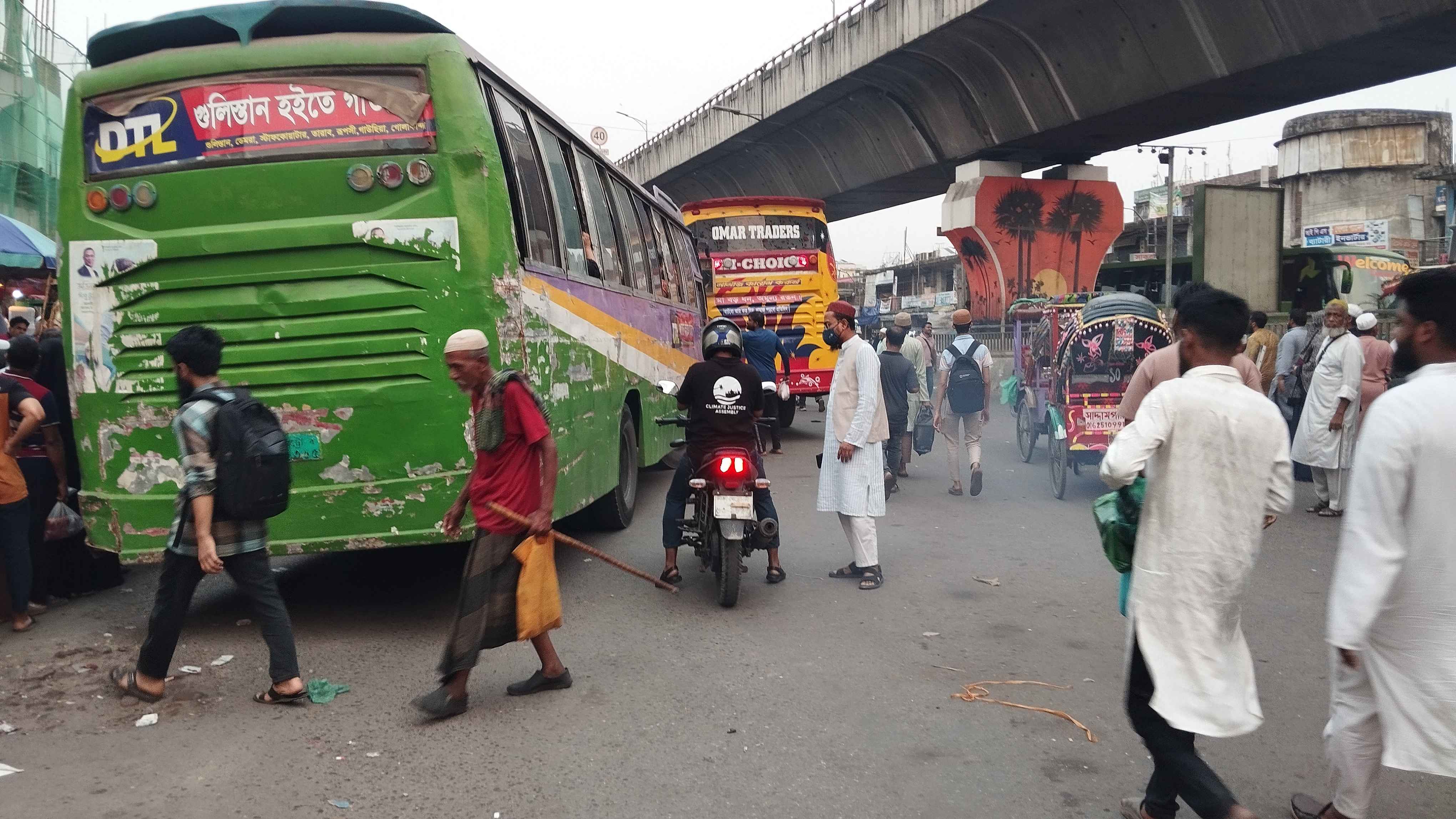 সায়েদাবাদ বাস টার্মিনালে চাপ কম, বাড়তি ভাড়া-বৃষ্টিতে ভোগান্তি