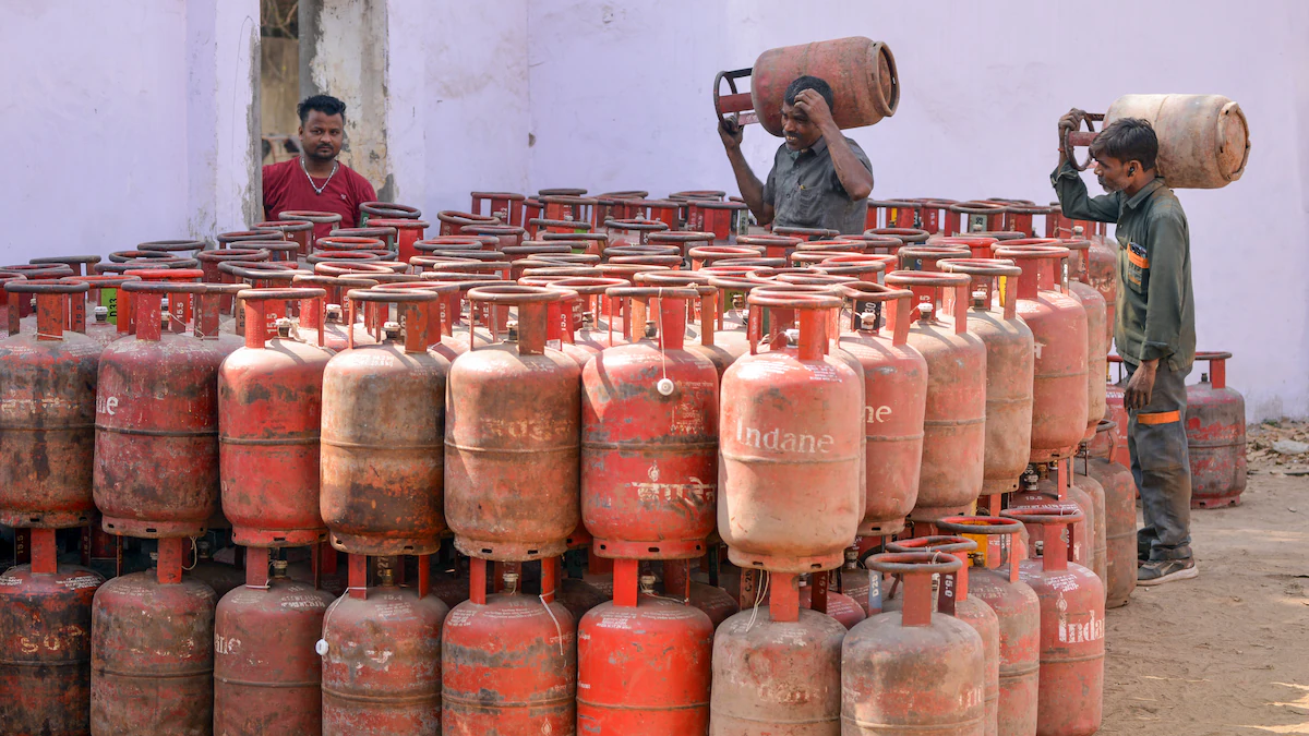 ভারতে ভয়াবহ গ্যাস সংকট, বন্ধের শঙ্কায় লাখ লাখ হোটেল-রেস্তোরাঁ