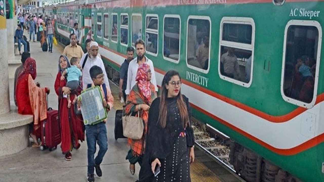 ট্রেনে ঈদযাত্রা শুরু, নাড়ির টানে ছুটছেন ঘরমুখী মানুষ