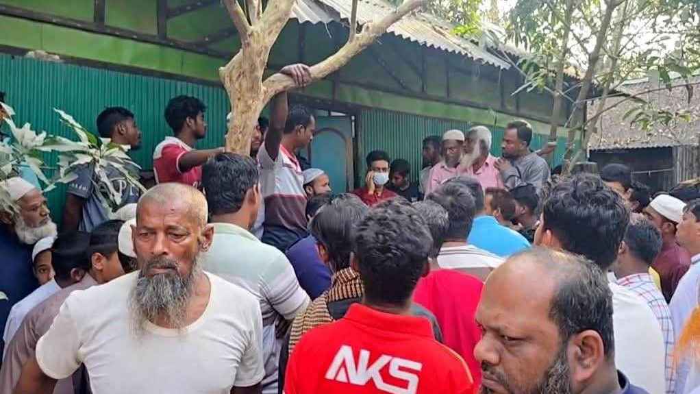 কুমিল্লায় বাড়ির দুই কক্ষে ঝুলছিল মা-মেয়ের লাশ