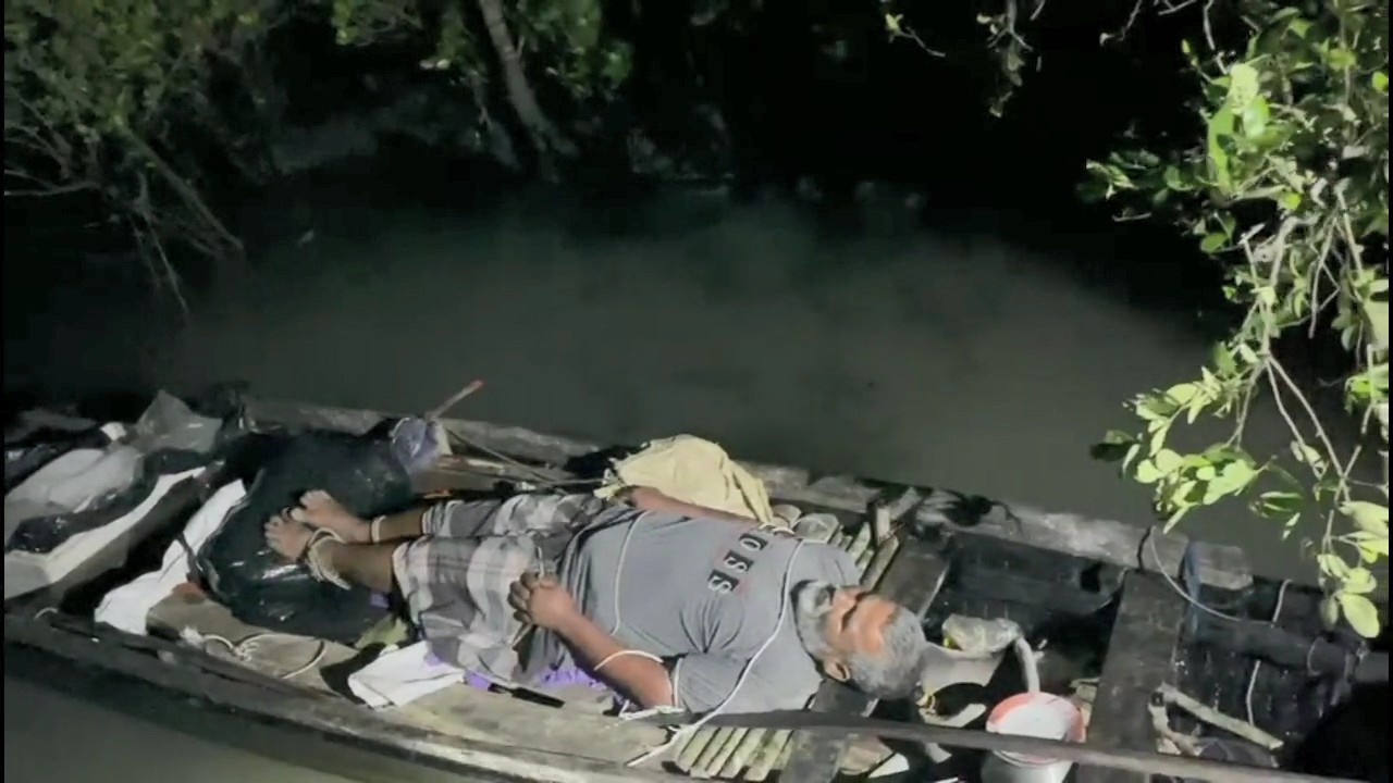 সুন্দরবনে ডাকাতের কবল থেকে জিম্মি হাত পা বাঁধা জেলে উদ্ধার