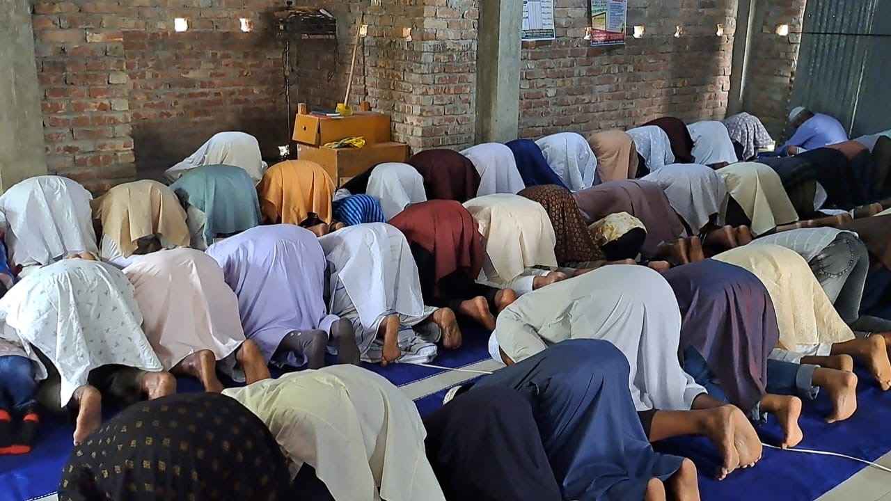 সৌদির সঙ্গে মিল রেখে সাতক্ষীরার কয়েকটি গ্রামে ঈদের জামাত
