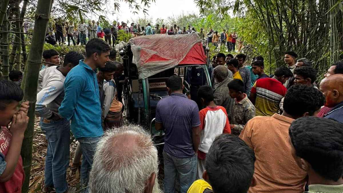 নীলফামারীতে বাস-ট্রাক-অটোরিকশার ত্রিমুখী সংঘর্ষে আহত ১২