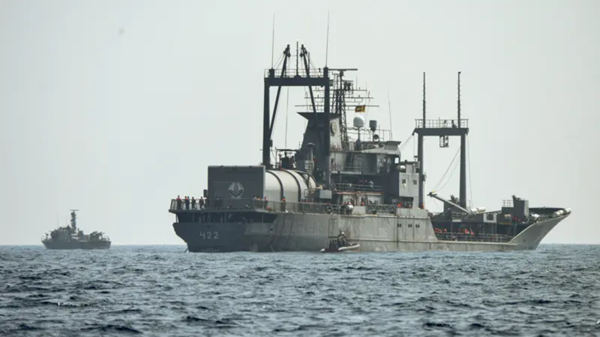 ইরানি আরেকটি জাহাজ থেকে নাবিকদের উদ্ধার করছে শ্রীলঙ্কা