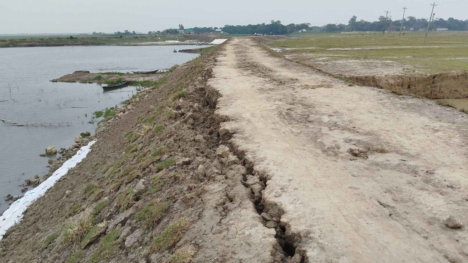 সামান্য বৃষ্টিতে হাওরের ফসলরক্ষা বাঁধে ধস, আতঙ্কে কৃষক