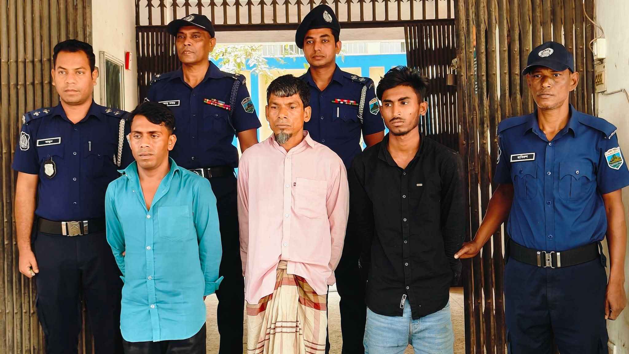 পুলিশ সুপারের নাম-ছবি ব্যবহার করে ‘ঈদ সম্মানী’ চাঁদা দাবি, গ্রেফতার ৩