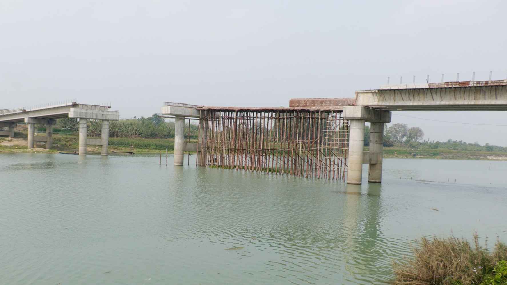 নির্ধারিত সময়ের সাড়ে তিন বছরেও সেতুর কাজ শেষ হয়নি