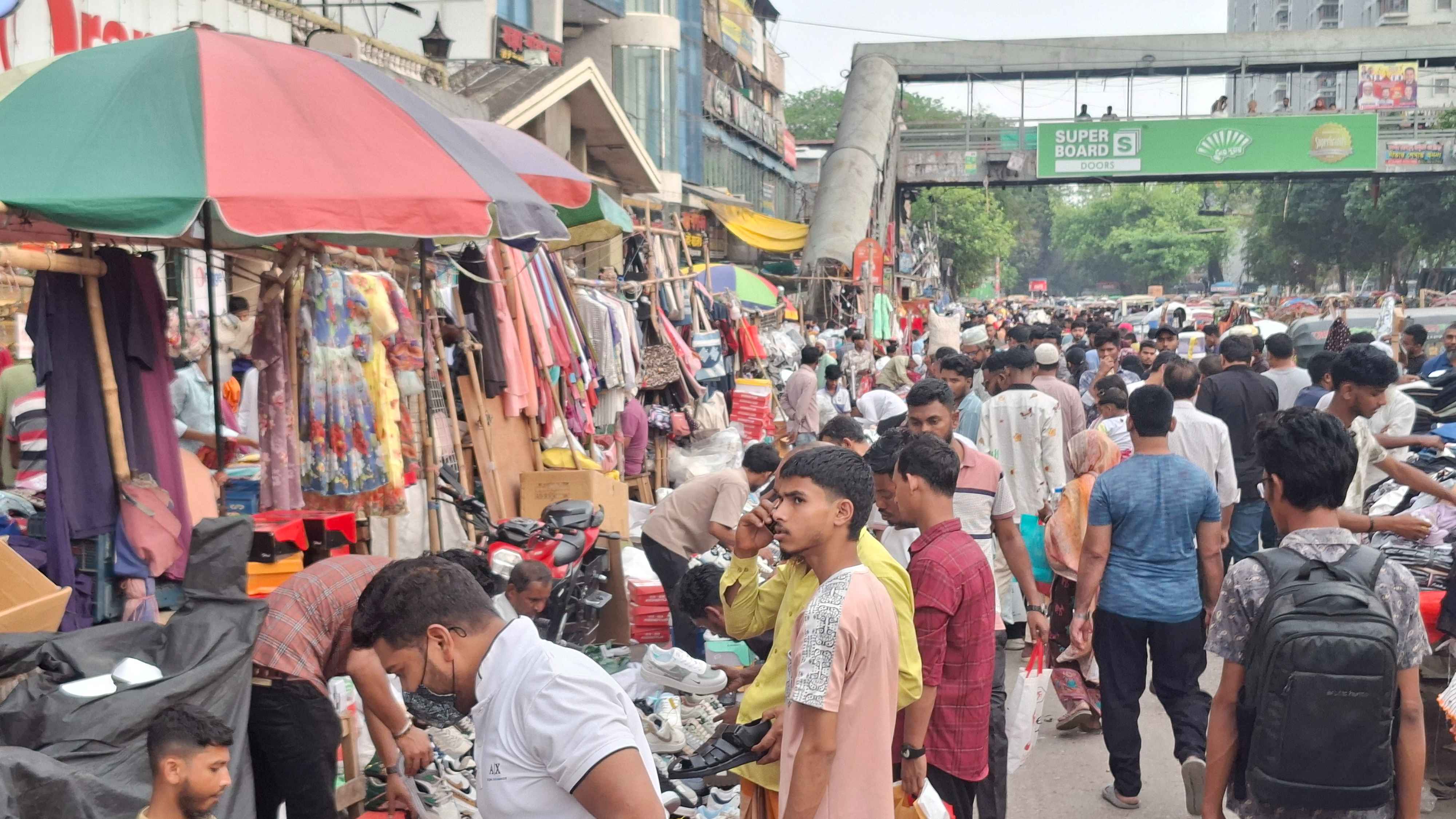 রাজধানীর ঈদ বাজার: শেষ সময়েও ভিড়, উচ্ছ্বসিত দোকানিরা