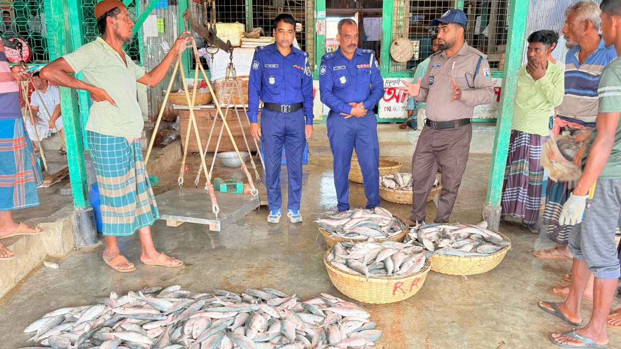 নৌ-পুলিশের অভিযানে অবৈধ জাল ও মাছসহ আটক ২৮১