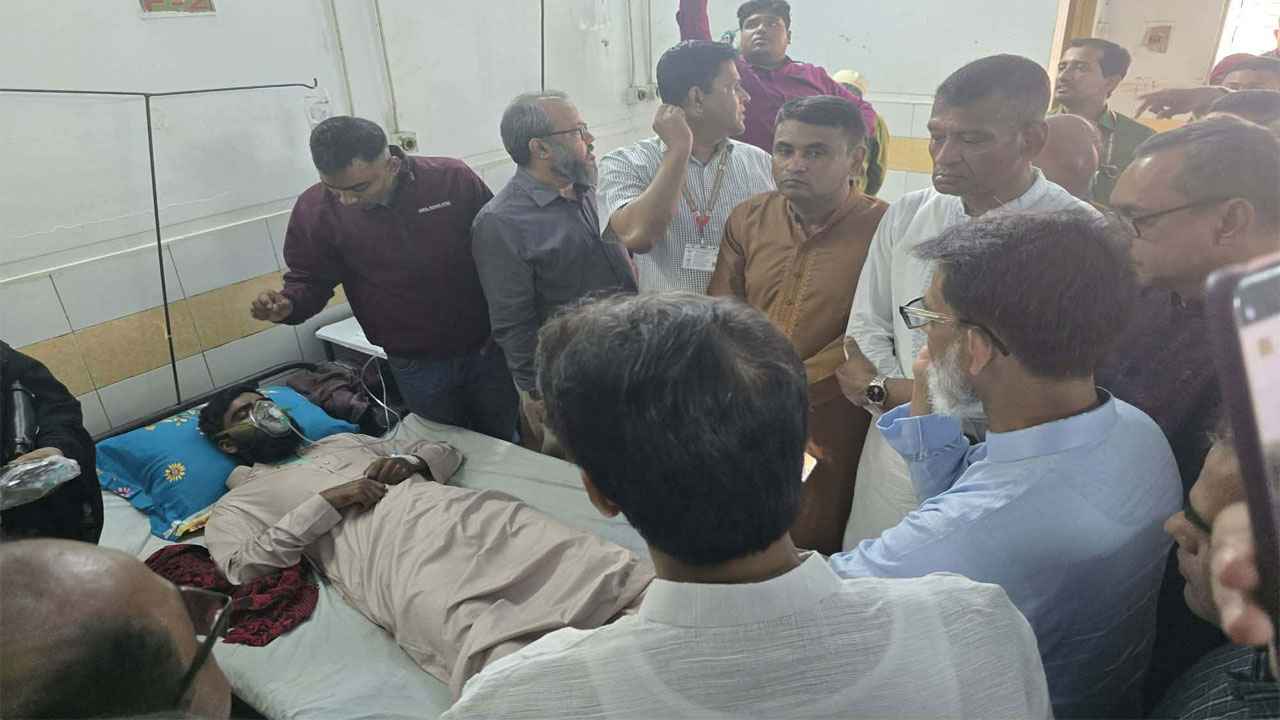 কুমিল্লায় সড়ক দুর্ঘটনায় আহতদের দেখতে হাসপাতালে প্রতিমন্ত্রী