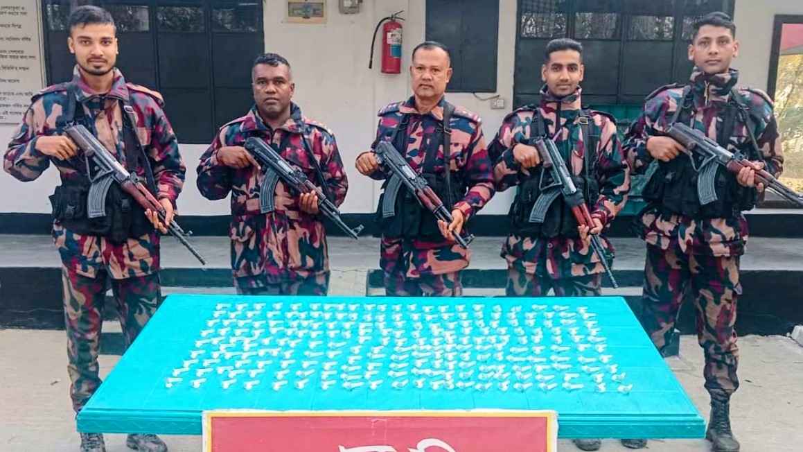 চুয়াডাঙ্গা সীমান্তে অর্ধ কোটি টাকার ভারতীয় ডিএনএ টেস্ট কিট জব্দ