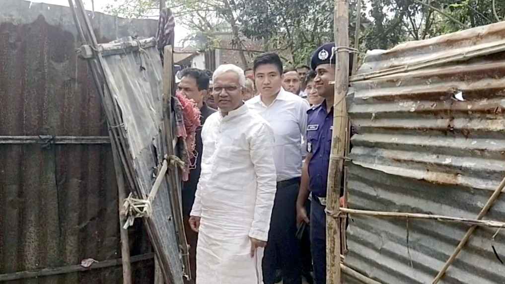 হিলিতে শিলাবৃষ্টিতে ক্ষতিগ্রস্ত এলাকা পরিদর্শনে মন্ত্রী ডা. জাহিদ