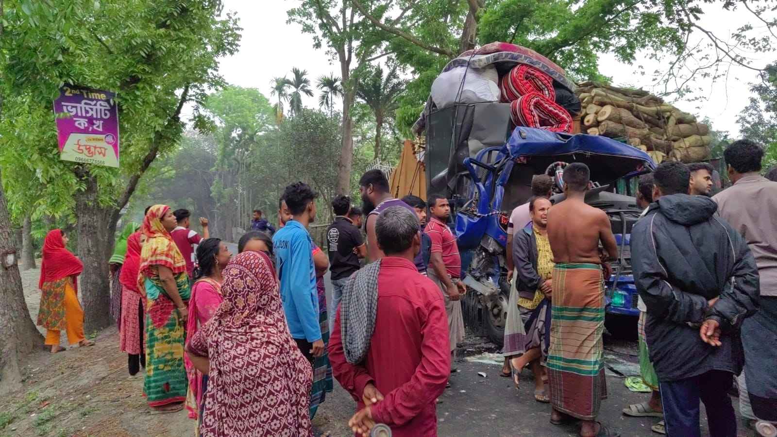 মাদারীপুরে পিকআপ-ট্রাকের মুখোমুখি সংঘর্ষ, দুই শিশুসহ আহত ১০