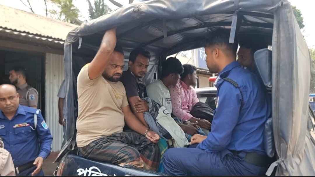 মেঘনা নদী থেকে ৬ বাল্কহেড জব্দ, ১৪ শ্রমিক গ্রেফতার 