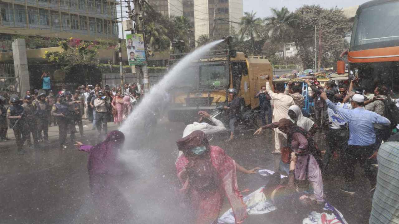 আন্দোলনরত আমানতকারীদের ওপর জলকামান নিক্ষেপ