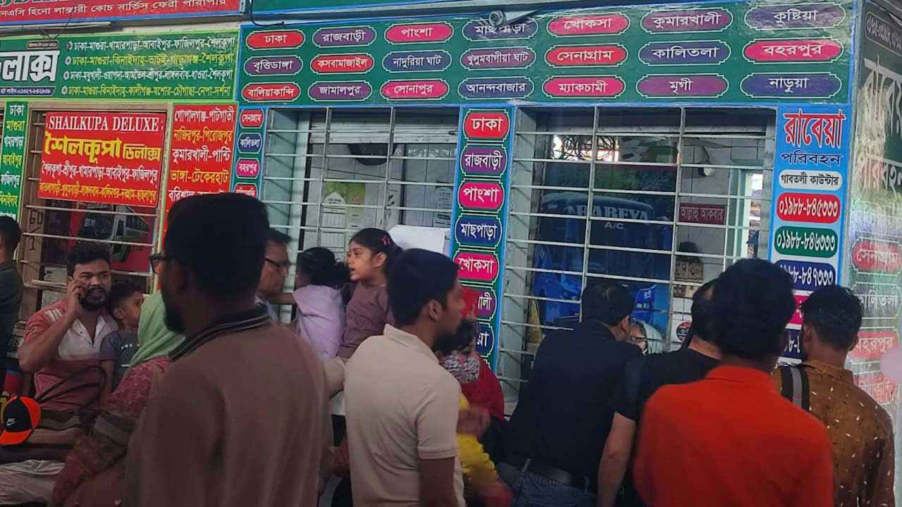 দ্বিতীয় দিনেও ঢাকা ছাড়ছেন অনেকে, যাত্রীর চাপ থাকলেও গাড়ি কম