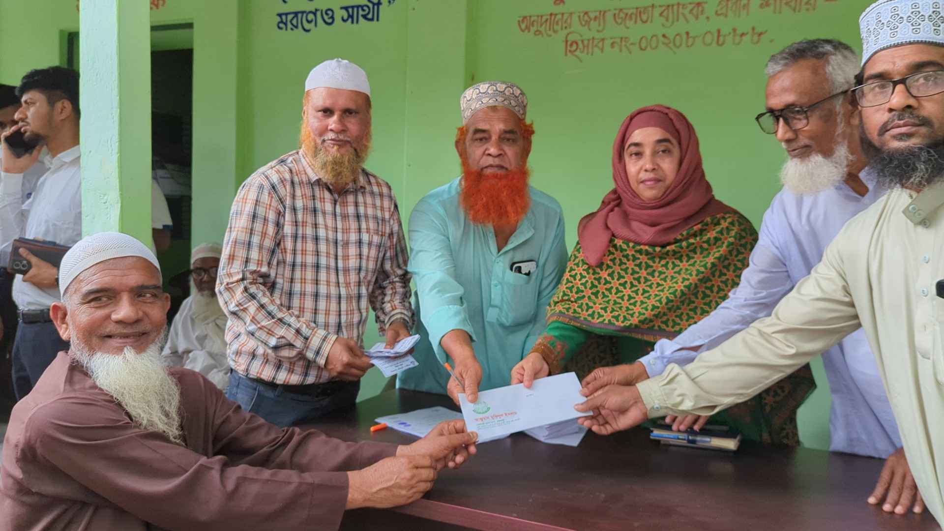 আঞ্জুমান মুফিদুল রাজবাড়ী জেলা শাখার উদ্যোগে অনুদান প্রদান