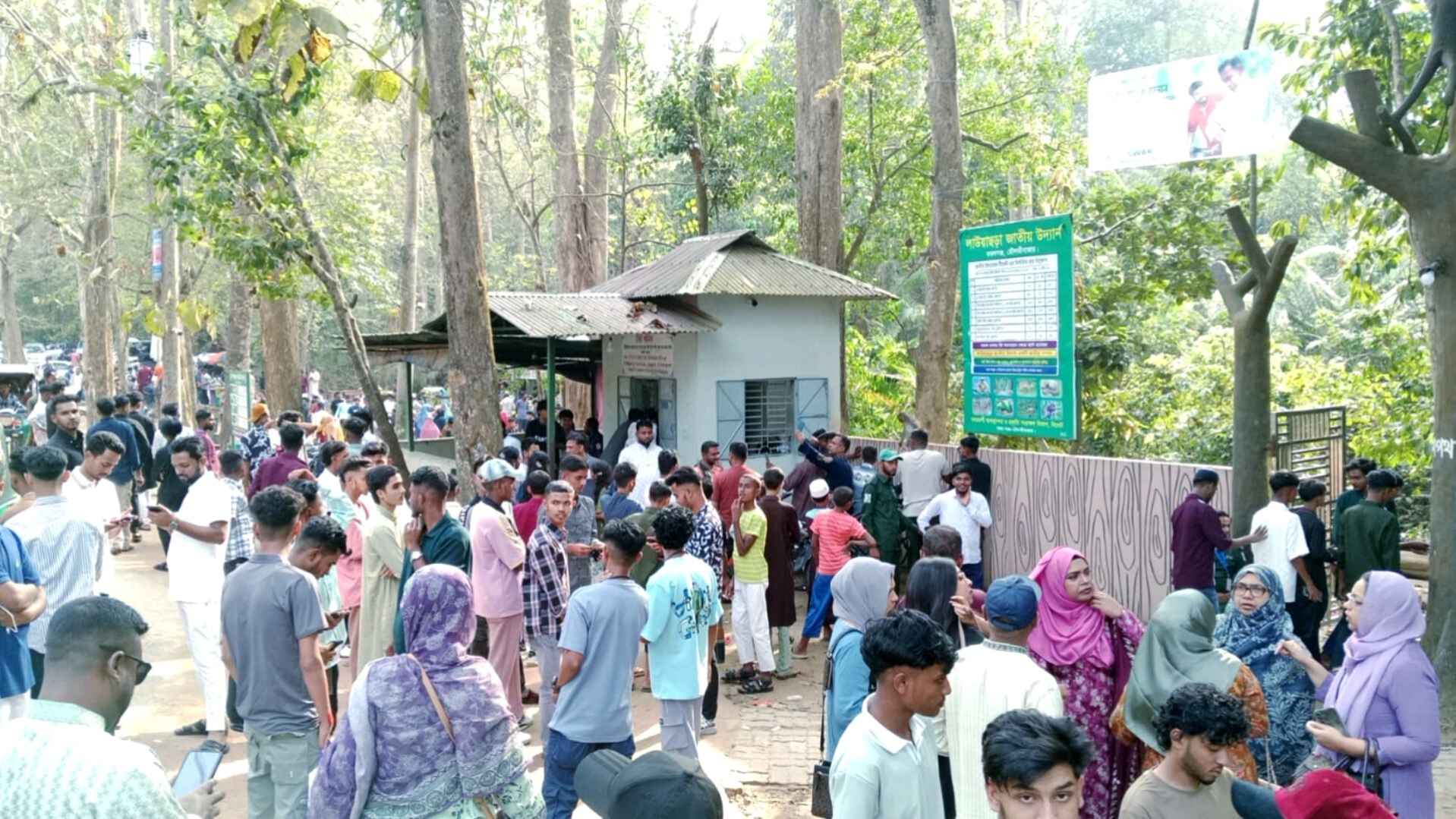 প্রকৃতিপ্রেমীদের পদচারণায় মুখর লাউয়াছড়া উদ্যান