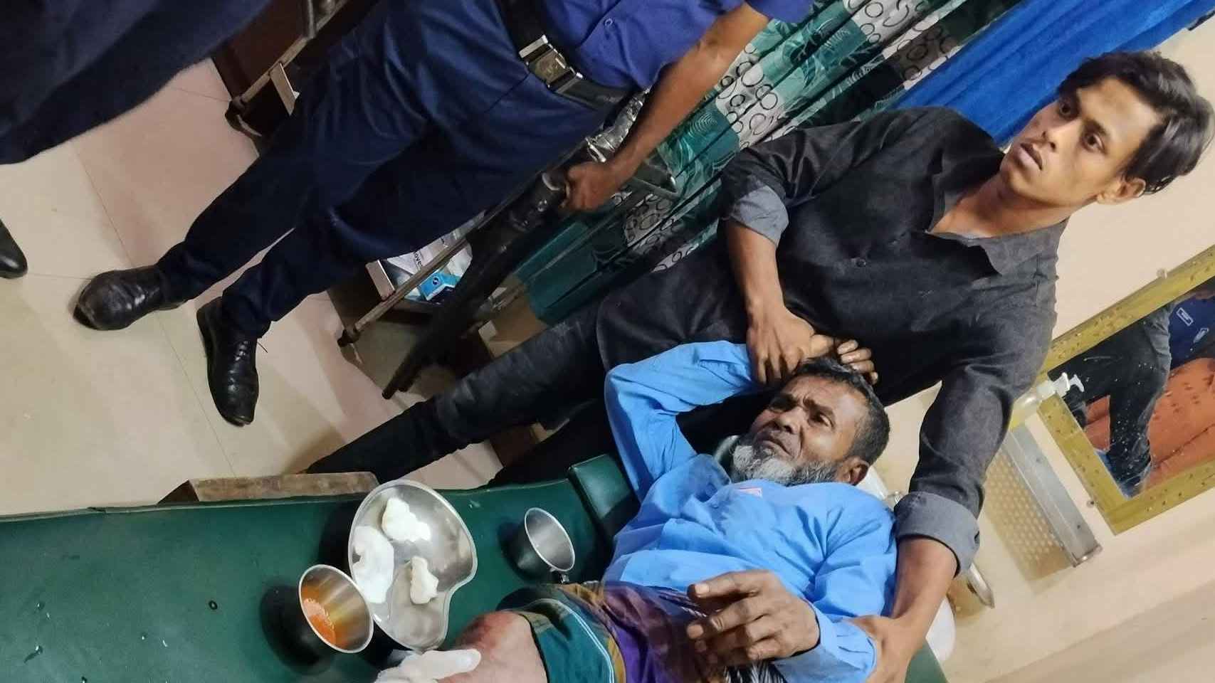 লক্ষ্মীপুরে দুই গ্রুপের গোলাগুলিতে পথচারী গুলিবিদ্ধ 