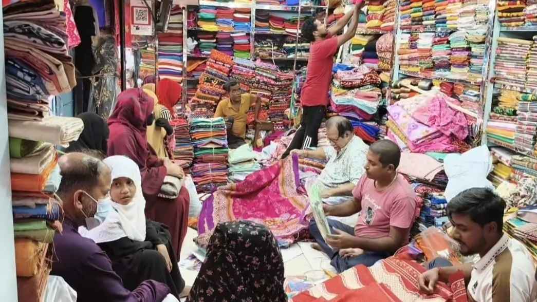 শেষ সময়ে ব্যস্ত সময় পার করছেন ব্যবসায়ী ও ক্রেতারা