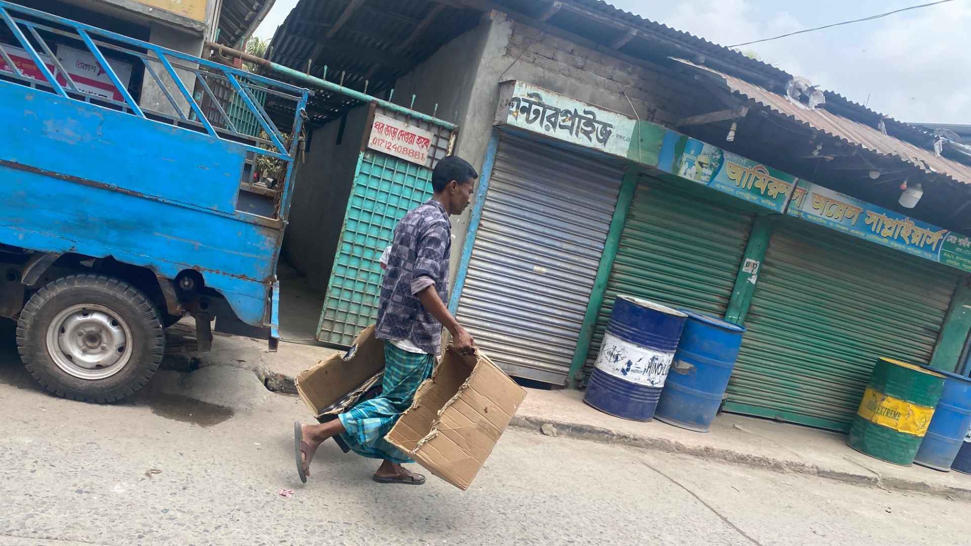 জ্বালানি সংকটের মধ্যেই মঠবাড়িয়ায় চড়া দামে তেল বিক্রি