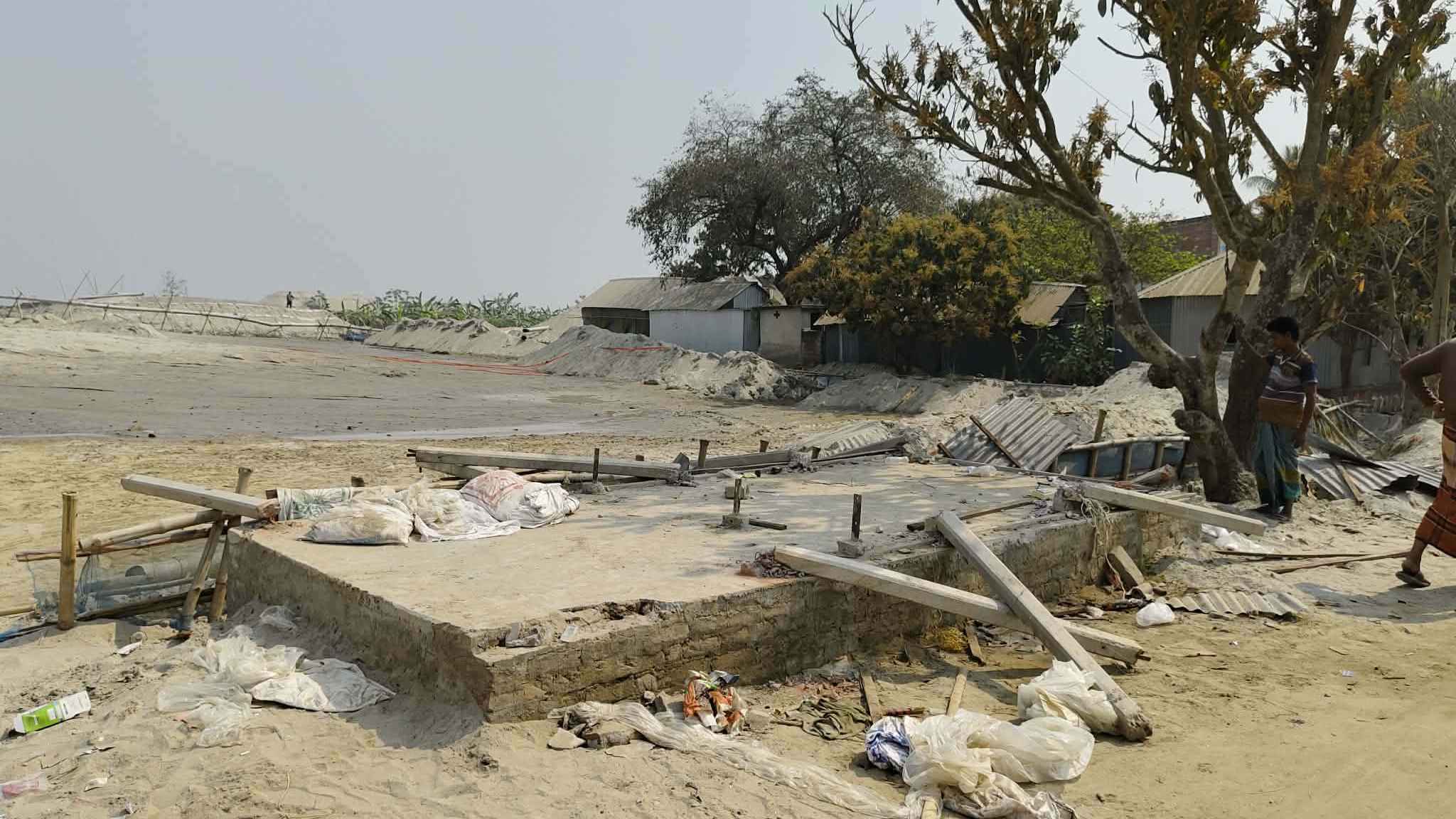 বিএনপি কর্মীর বালুঘাট ভাঙচুর-লুটপাটের অভিযোগ আ.লীগ নেতার বিরুদ্ধে