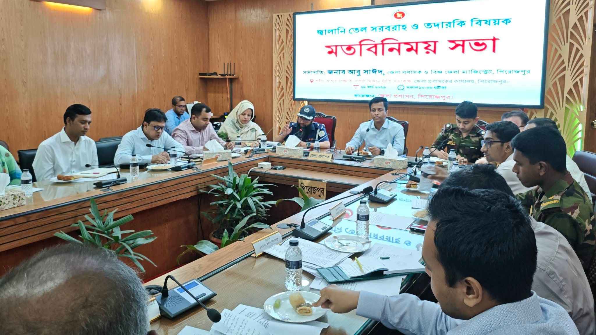 পিরোজপুরে হেলমেট-রেজিস্ট্রেশন ও স্লিপ ছাড়া তেল দেওয়া হবে না: ডিসি