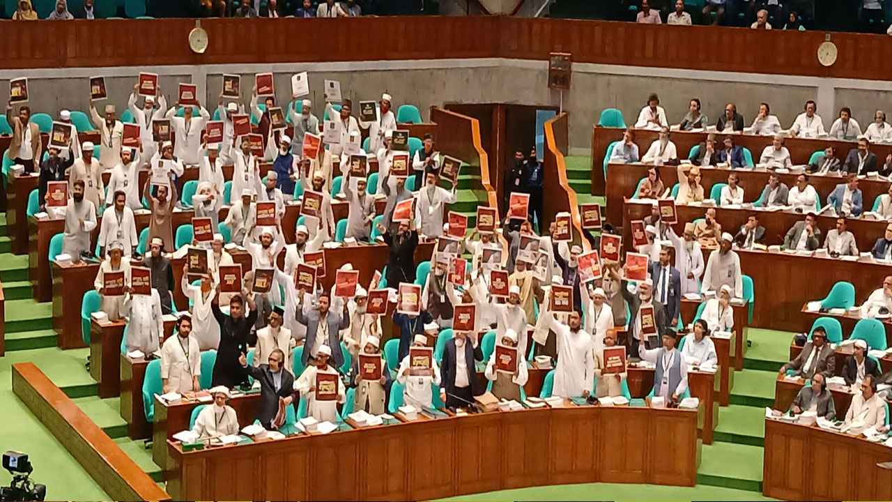 রাষ্ট্রপতির নাম ঘোষণার পরই সংসদে হট্টগোল, বিরোধী দলের ওয়াকআউট