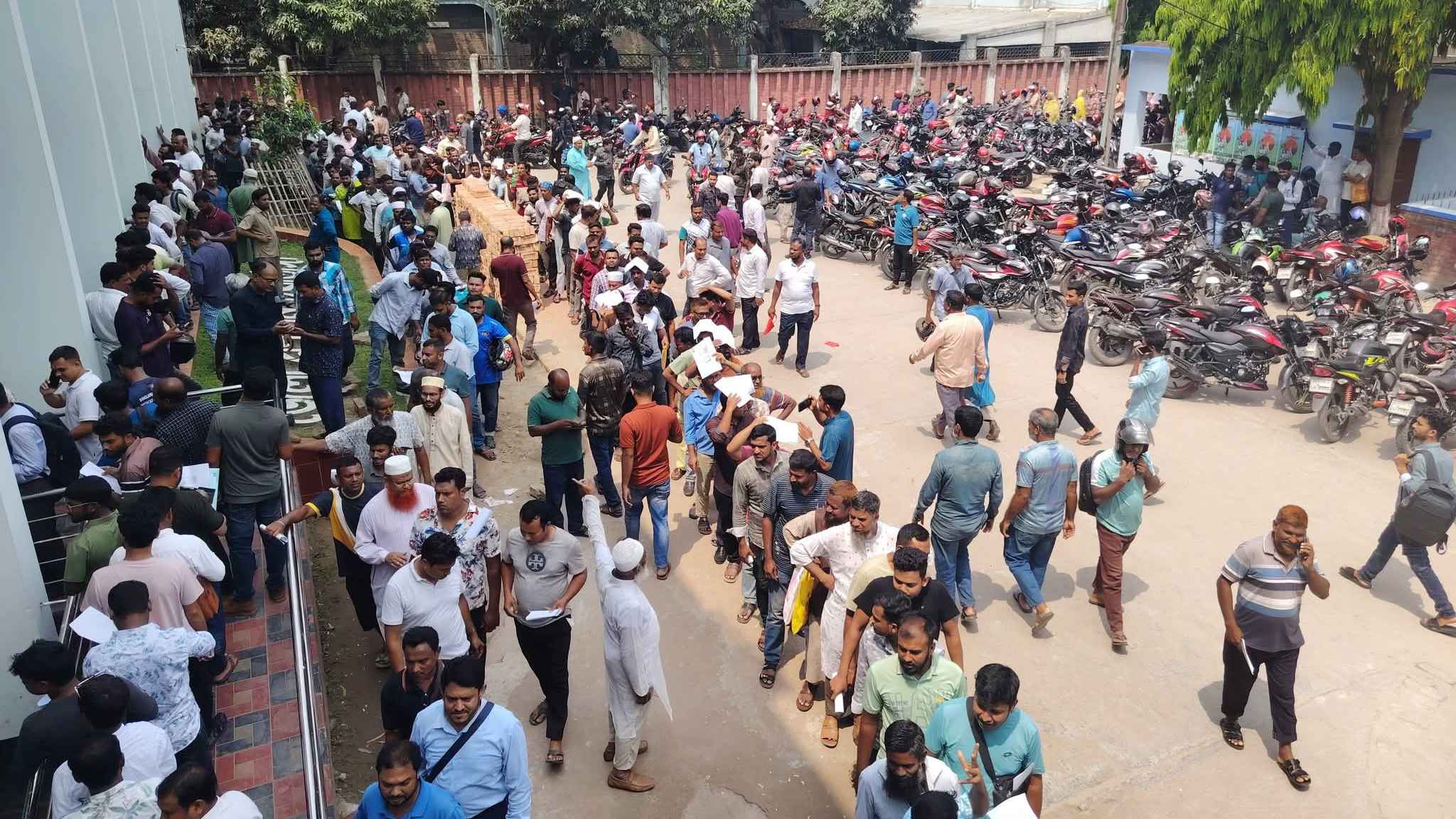 চুয়াডাঙ্গায় ‘ফুয়েল কার্ড’ বিতরণ শুরু, গ্রাহকদের দীর্ঘ লাইন