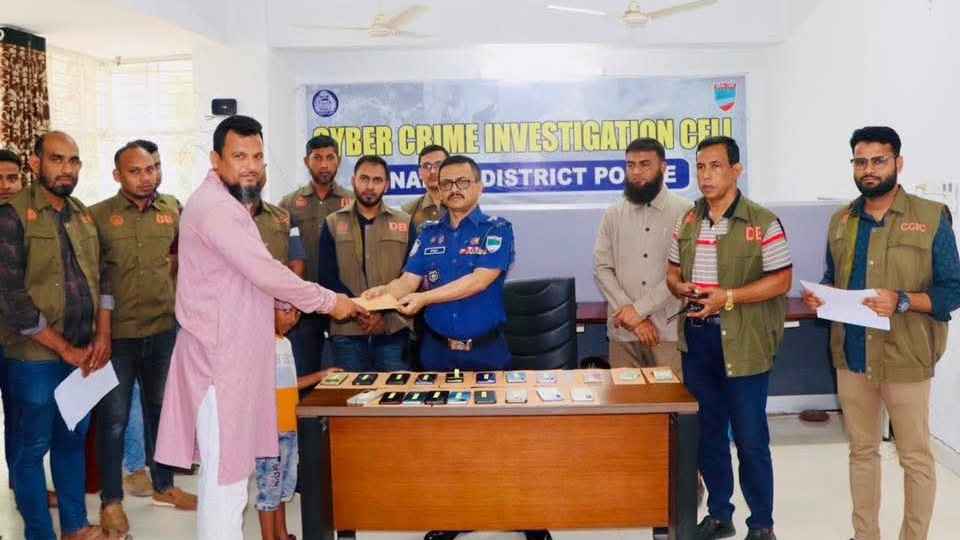 নড়াইলে ২০টি হারানো মোবাইল উদ্ধার করে ফিরিয়ে দিল পুলিশ