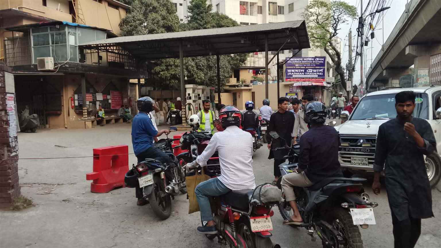 পুলিশকে জ্বালানি দেওয়ায় সাংবাদিকের প্রশ্ন, অবশেষে খুলে দিলো পাম্প